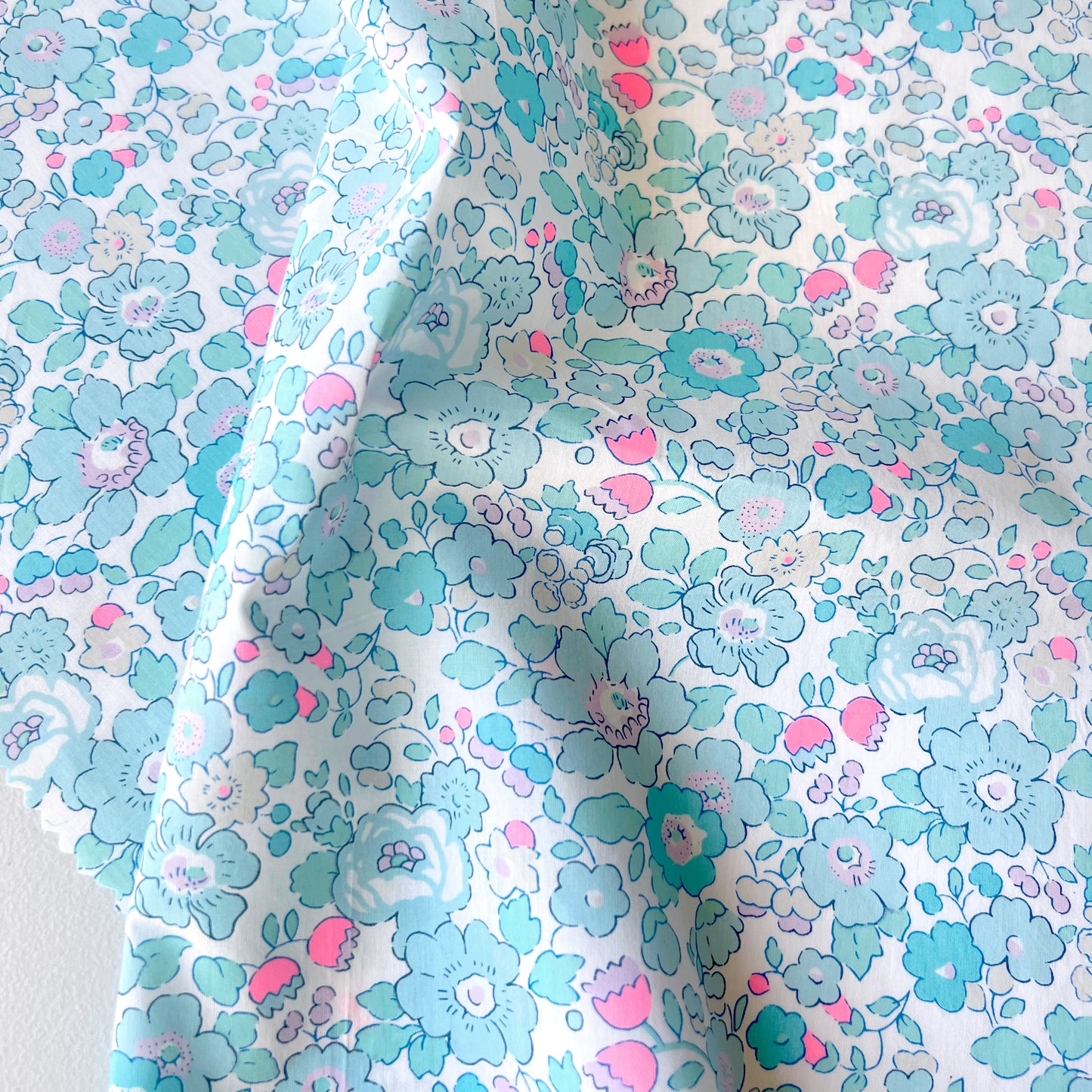 Betsy Neon Kiss 2025